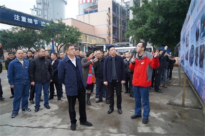 泸州市何市长一行到壹号娱乐观摩安全清单管理 (1).JPG