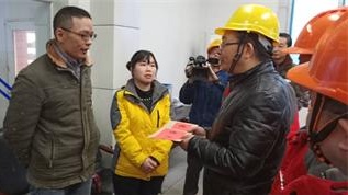 集团公司党委书记董事长谭光军一行慰问壹号娱乐困难员工