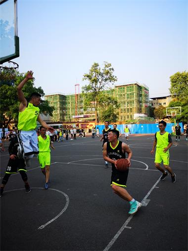 壹号娱乐股份公司与合江榕山中学举行篮球友谊赛
