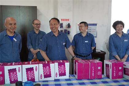 壹号娱乐股份公司领导高温时节为一线岗位员工送清凉