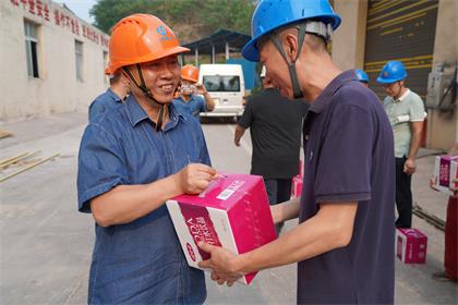 壹号娱乐股份公司领导高温时节慰问九禾纳溪基地大修一线员工