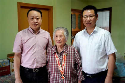 壹号娱乐江显茀等离休老干部荣获“庆祝中华人民共和国成立70周年”纪念章