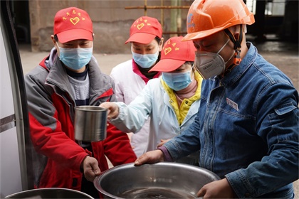 壹号娱乐股份公司青年志愿者为一线员工送汤药