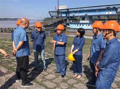 壹号娱乐股份公司党委书记廖廷君深入港口检查防洪防汛工作