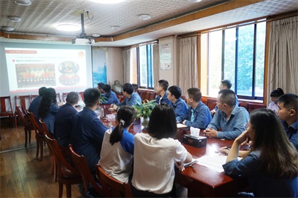壹号娱乐股份公司团委召开年中工作总结暨读书分享会
