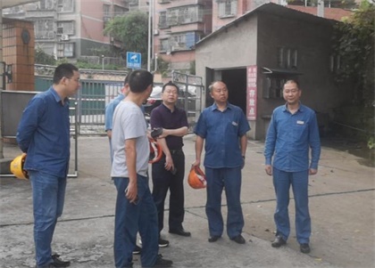 壹号娱乐股份公司党委书记廖廷君一行深入江边码头督查防洪工作