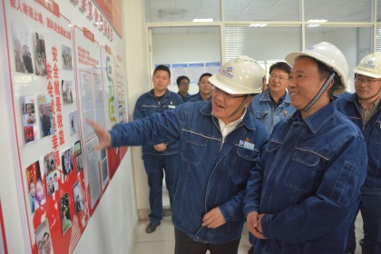 壹号娱乐股份公司党委书记、董事长廖廷君赴和宁公司检查指导高效复合肥项目前期工作
