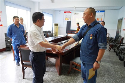 壹号娱乐股份公司开展“把党的关爱送到老兵心中”暖心慰问活动