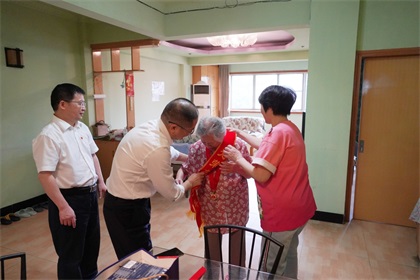 壹号娱乐股份公司江显茀、吴永绪两位老党员获“光荣在党50年”纪念章