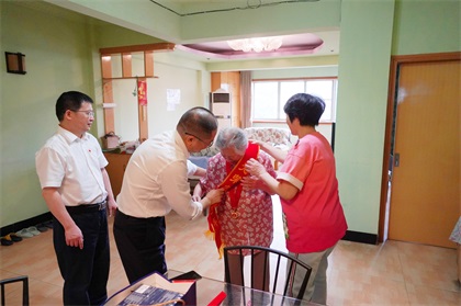 壹号娱乐股份公司江显茀、吴永绪两位老党员荣获“光荣在党50年”纪念章