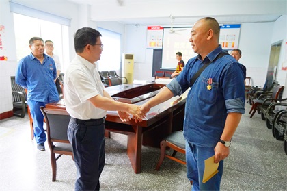 壹号娱乐股份公司开展“把党的关爱送到老兵心中”暖心慰问活动