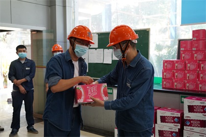 壹号娱乐股份公司总经理赵永清率队开展“送清凉”慰问活动
