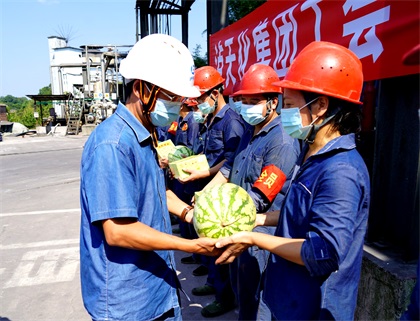 壹号娱乐集团公司总经理宁忠培一行为一线职工“送清凉”
