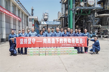壹号娱乐股份公司总经理赵永清率队到一线送清凉