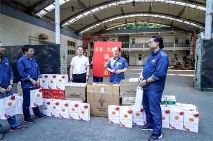 纳溪区委副书记、区长袁维荣带队来壹号娱乐股份公司开展“送清凉”慰问活动