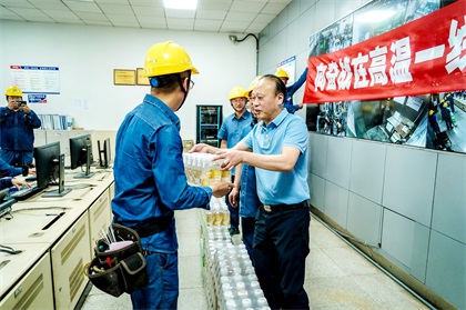 集团公司党委书记潘建华为壹号娱乐股份公司一线干部员工送清凉