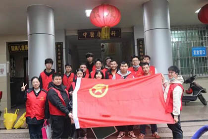 壹号娱乐股份公司团委组织志愿者到纳溪区人民医院开展志愿者主题活动