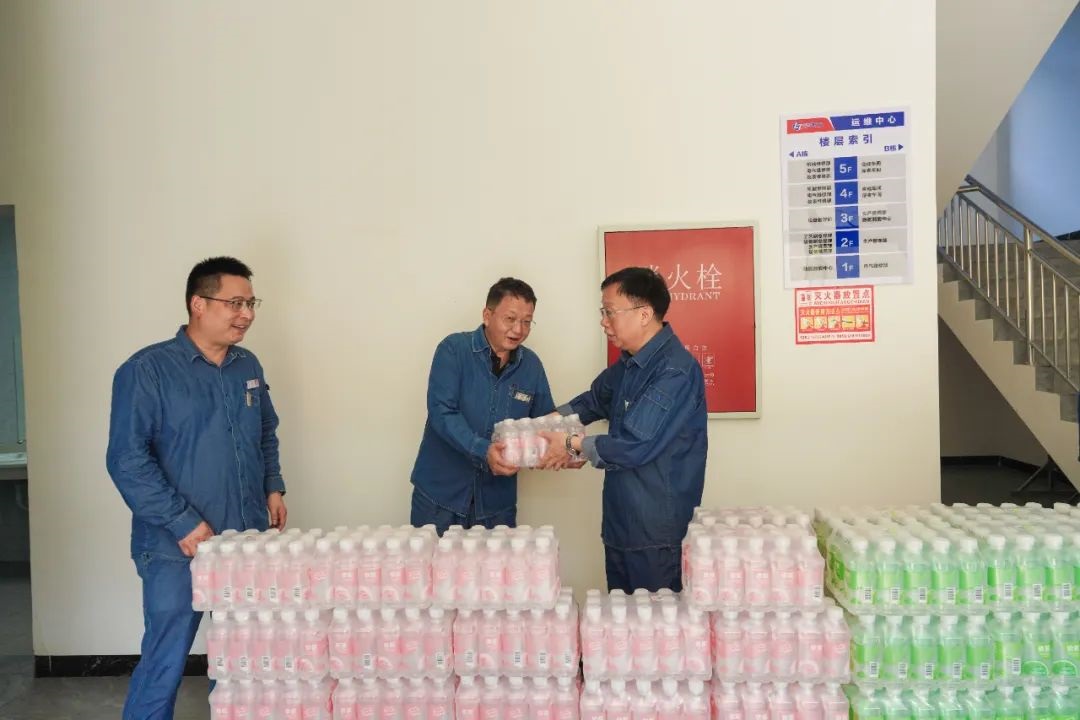 壹号娱乐股份公司领导傅利才、陈伟慰问尿素造粒塔环保升级改造项目一线劳动者