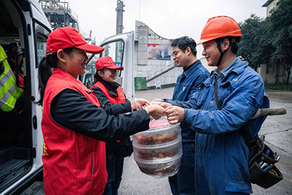 壹号娱乐股份公司团委为大修一线员工送爱心午餐