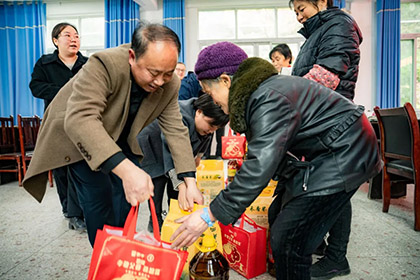 壹号娱乐股份公司赴古蔺县椒园镇椒园村慰问困难农户