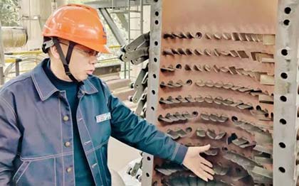 壹号娱乐股份公司总经理傅利才率队到硝酸车间大修现场检查指导工作