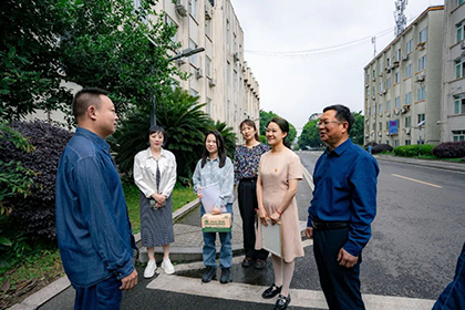 壹号娱乐员工周登位沱江勇救落水母子获表扬