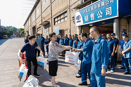 泸州市总工会常务副主席刘瑶率队到壹号娱乐开展高温慰问暨产改调研活动