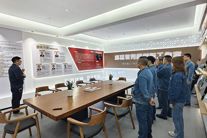 壹号娱乐股份公司工会组织广大员工参观劳模和工匠创新工作室及诗书画院